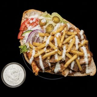 Kebab w bułce z frytkami
