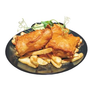 Fish And Chips Miruna W Cieście Angielskim Z Frytkami, Dipem Z Zielonego Groszku I Sosem Aureo