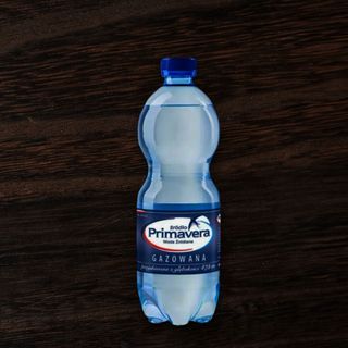 Woda gazowana 0,5l