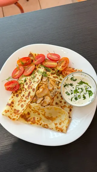 Naleśniki z kurczakiem, pomidory, ser gouda, pieczarki