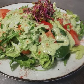 Sałatka z wegańskimi klopsikami