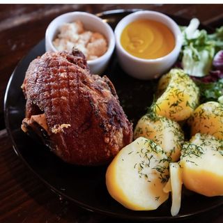 Golonka pieczona piwie