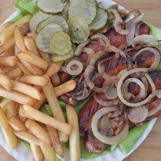 Kiełbasa z grilla z frytkami