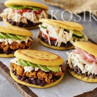 Kanapka arepa grillowana shoarma z kurczaka