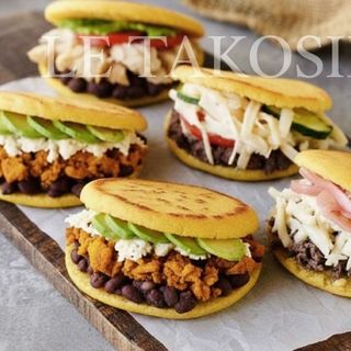 Kanapka arepa grillowana wołowina