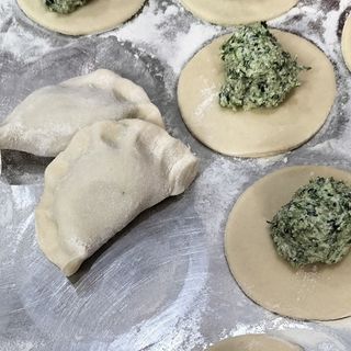 Pierogi ze szpinakiem i serkiem czosnkowym