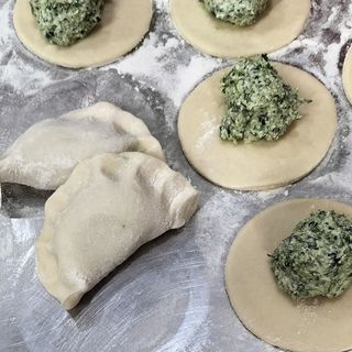 Pierogi ze szpinakiem i serkiem czosnkowym