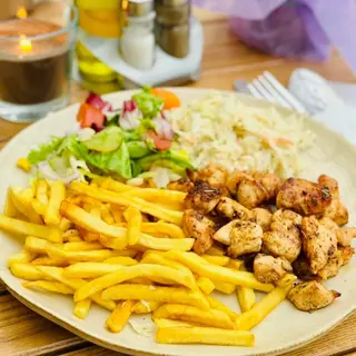 Gyros z kurczaka z sosem czosnkowym, frytkami i surówką