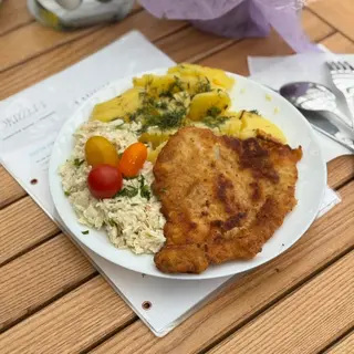 Kotlet szefa z ziemniakami i surówką