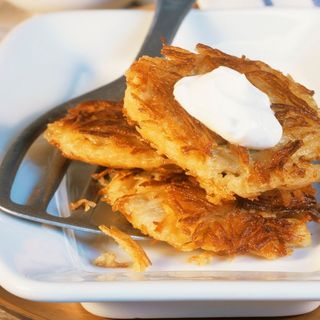 Placki ziemniaczne ze śmietaną.