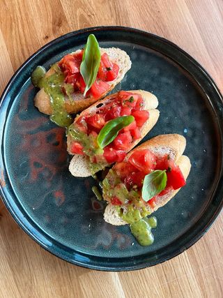 Bruschetta na chrupiącej bagietce