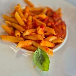 Penne arabbiata w sosie pomidorowym z czosnkiem i chili