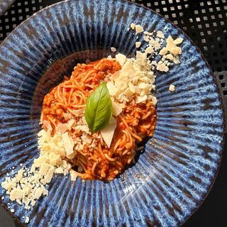 Spaghetti bolognese z duszoną wieprzowiną i parmezanem