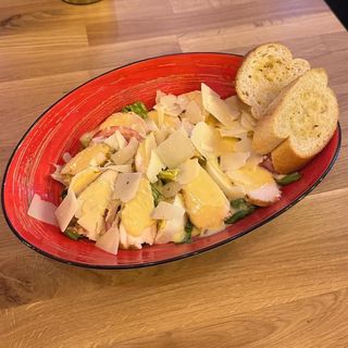 Sałatka Cezar z grillowanym kurczakiem