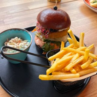 Burger wege z grillowanym kotletem
