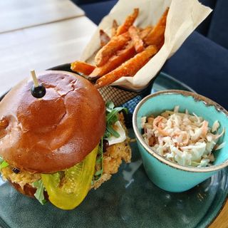 Burger z polędwiczką z soczystego kurczaka