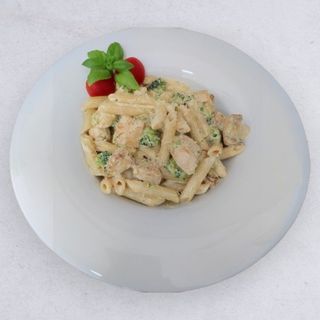 Penne z kurczakiem i brokułami