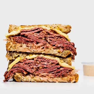 Kanapka reuben z pastrami