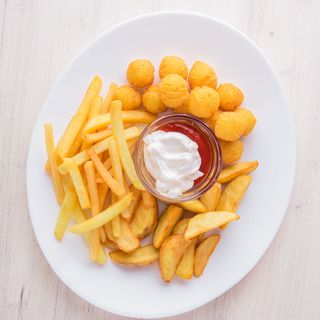 Chicken nuggets z frytkami