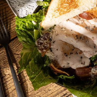SAŁATKA Z GRILLOWANYM KURCZAKIEM