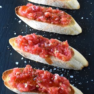 Pão Torrado com Tomate