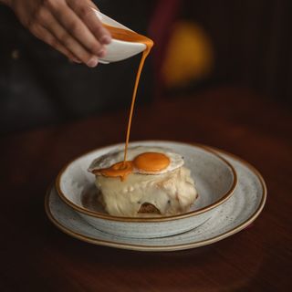 Francesinha com presunto