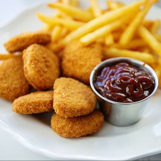 Chicken Nuggets com Batatas Fritas