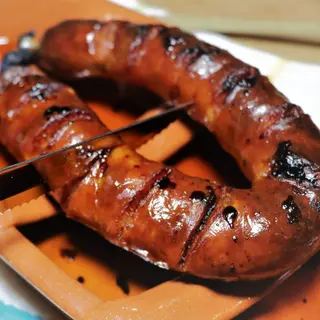 Chouriço Assado na Mesa com Aguardente