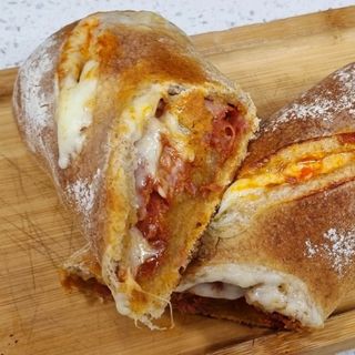 Pão com chouriço e queijo