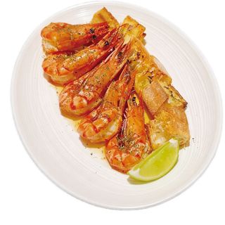 25. Camarões com azeite de alho e pão 