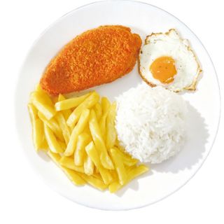 66. Peito de frango empanado, ovo frito, arroz e batatas 