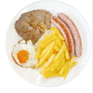 70. Bife, Salsichas, ovo frito e batatas fritas