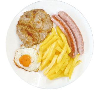71. Costeleta de porco, Salsichas, ovo frito e batatas frita