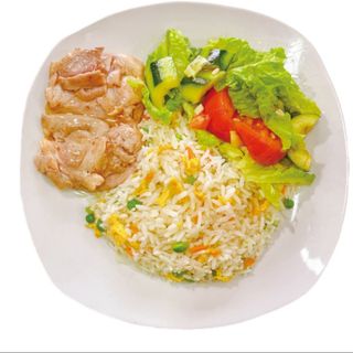 75. Peito de frango, arroz chao-chao, salada
