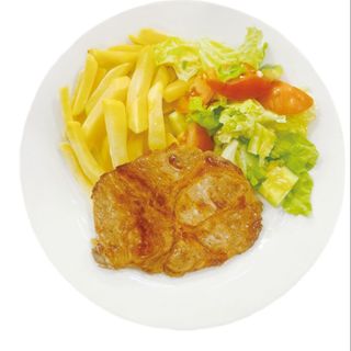 77. Costeleta de porco, batatas fritas, salada 