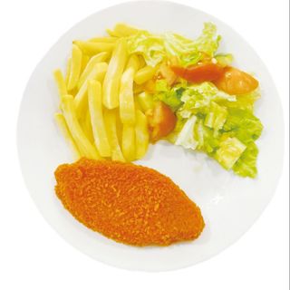 79. Peito de frango empanado, batatas fritas, salada 