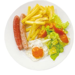 80. Salsichas, ovo frito, batatas fritas, salada
