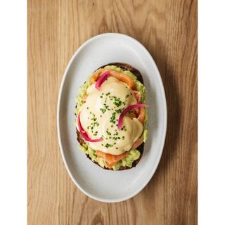 Benedict com molho holandês de laranja e miso
