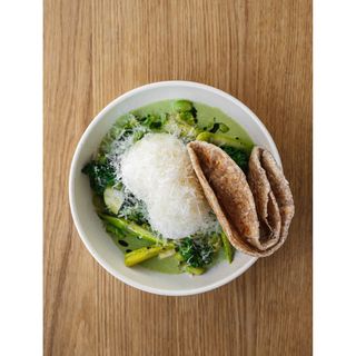 Ovos cozidos mal passados com caril verde de coco