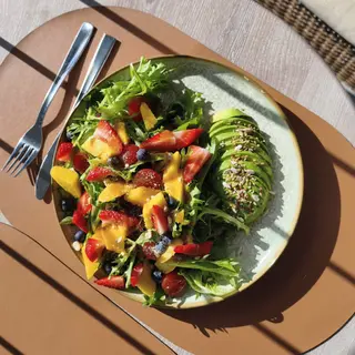 Manga e frutas da época