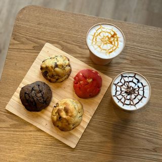 Coffe Box 4 Chunky Cookies + 2 coffe lattes