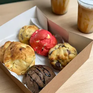 Sweet Box Coffee + 6 cookies +  2 iced Latte caramelo salgado