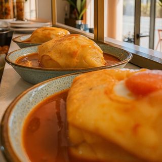Francesinha com Ovo e Batata
