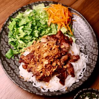 Aletria de Arroz com Porco Grelhado