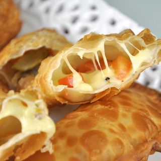 Pastel de Queijo Com Bacon