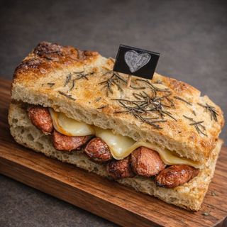 Queijo Provolone Linguiça Pernil E Pasta De Alho