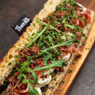 Patê De Azeitona Mozzarella Presunto E Rúcula