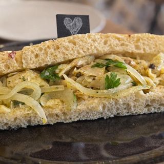 Bacalhau Desfiado Cebola Azeite E Azeitona