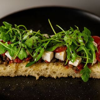 Compota Berinjela Queijo Feta Rúcula E Tomate Cherry