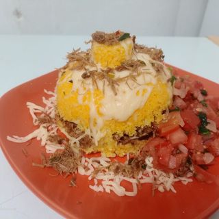 Cuscuz de Carne Seca e Queijo